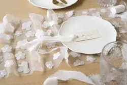Bordløber i hvid med stofblomster