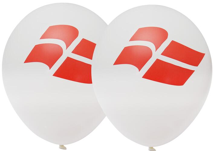 Hvide balloner med røde dannebrogsflag