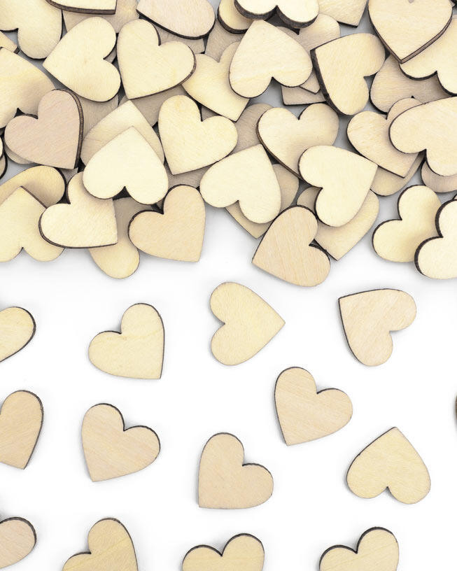 Hjertekonfetti i lyst træ