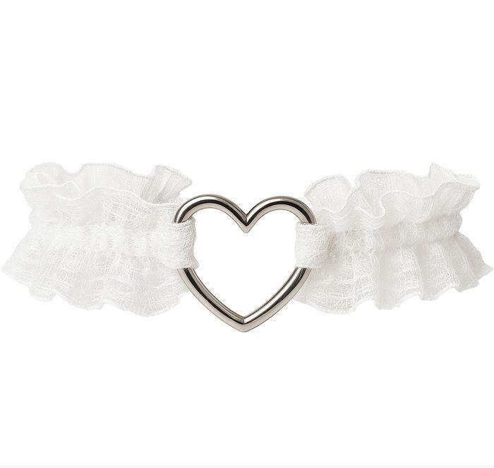 Strømpebånd i hvid med stort hjerte