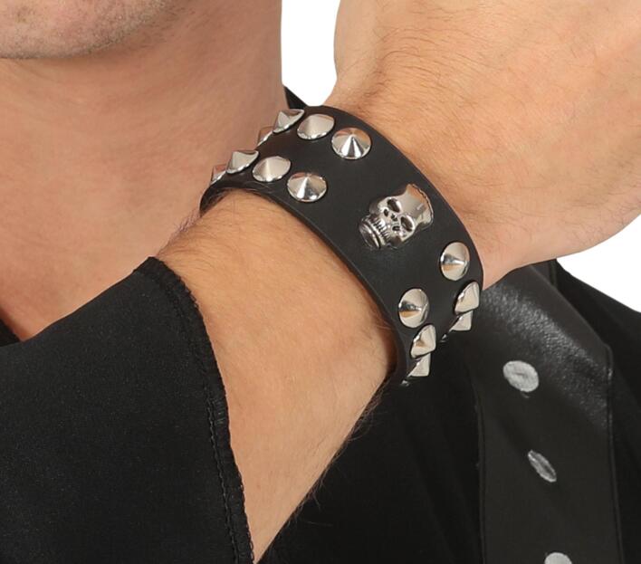 Punk armbånd med kranie og nitter