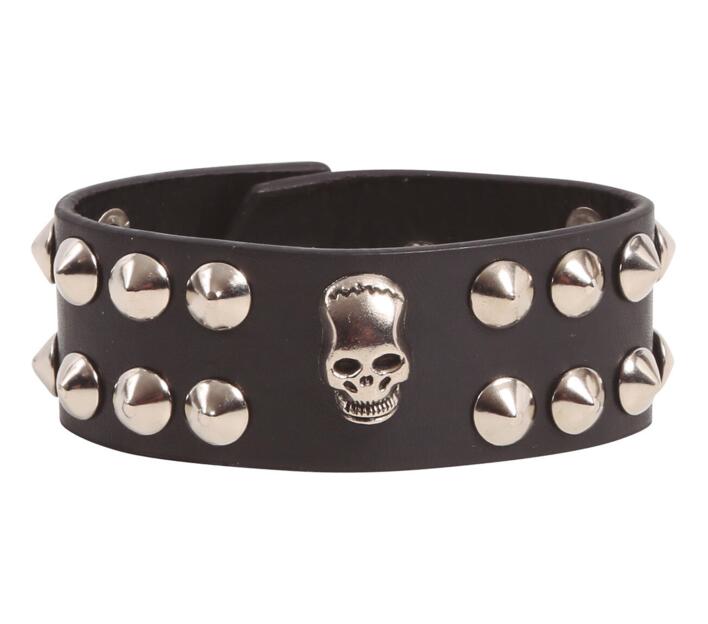 Punk armbånd med kranie og nitter