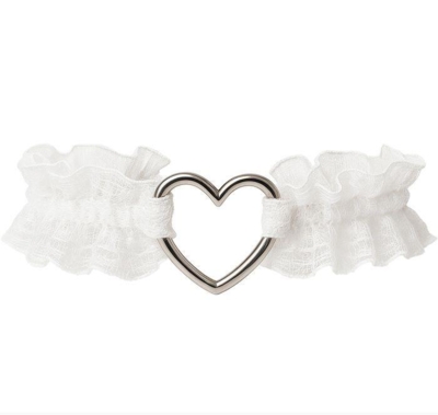 Strømpebånd i hvid med stort hjerte